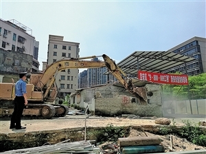 依法拆除32區(qū)4棟建筑物的行動紀(jì)實(shí)