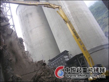 力士德自主研發加長臂挖掘機在貴州六盤水水鋼水泥廠拆除現場顯神威